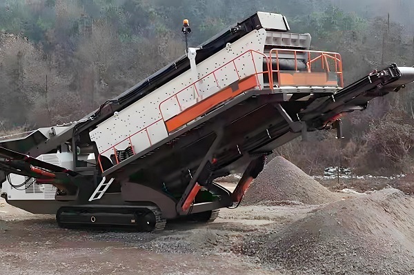 Advantages and characteristics of Zhongcheng Machinery tracked mobile crushing and screening station(图3) 03.jpg